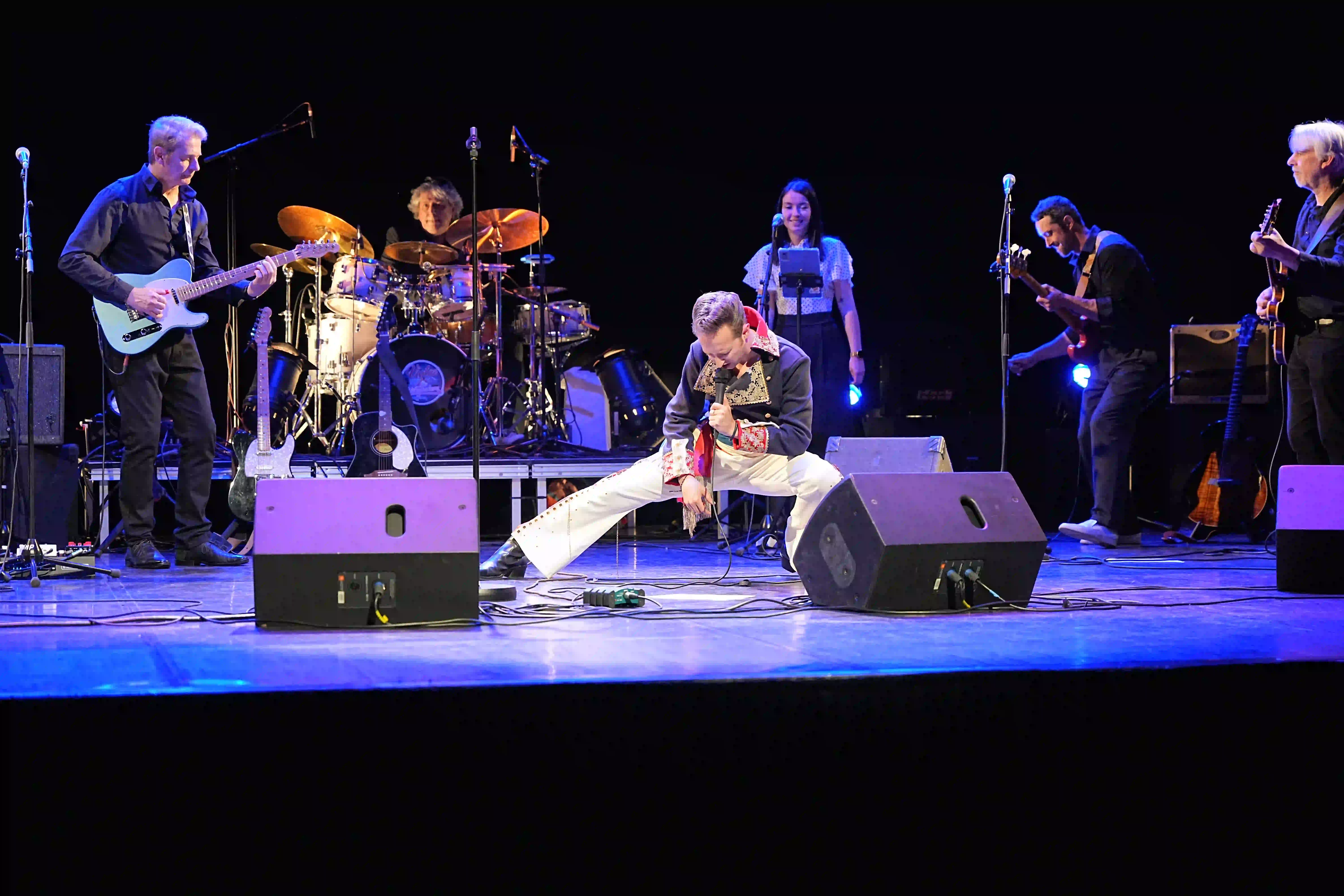 Le chanteur et les musiciens en pleine prestation
